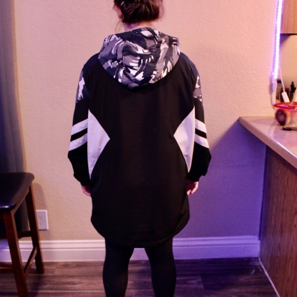 SuperDry Pull Over Windbreaker - Picture 5 of 5